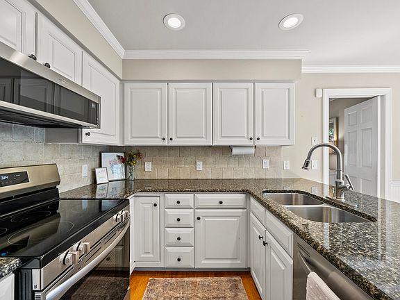 4th image of 2217 Middlefield Ct