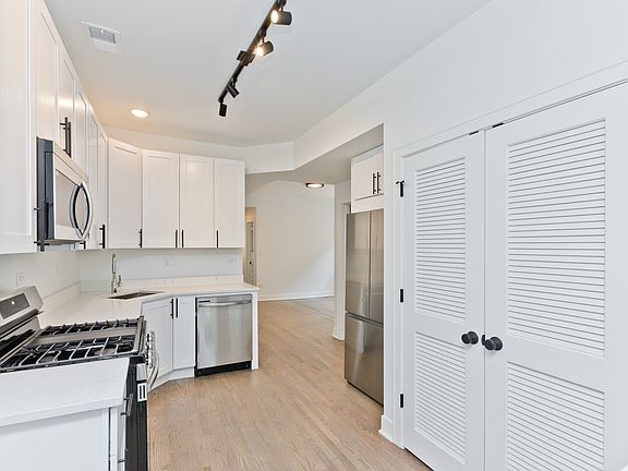 2nd image of 2464 N Lincoln Ave APT 2S