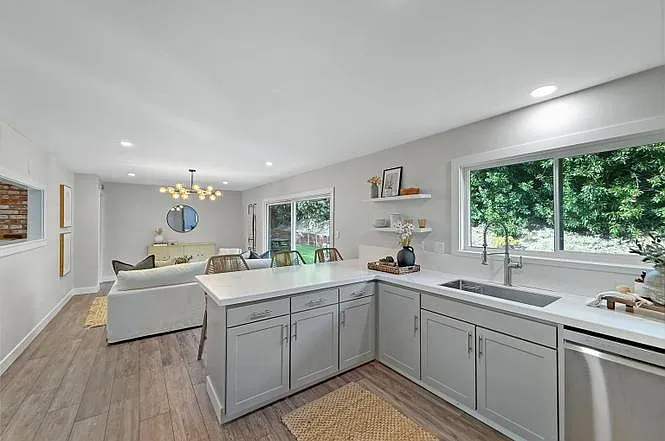 8 Cherry Hills Ct — Photo 4