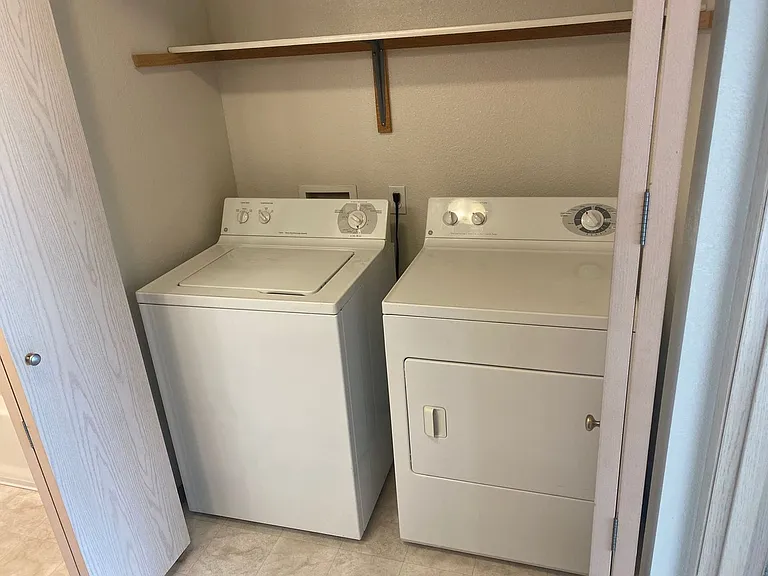 Sunrise Pointe Apartments — Photo 22