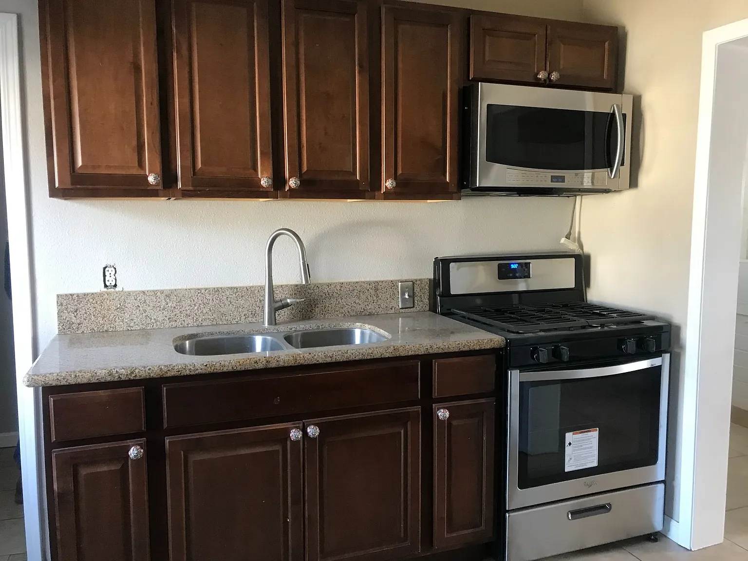 Large Yard! Must see 3bed 2bath Fontana home!! — Photo 3