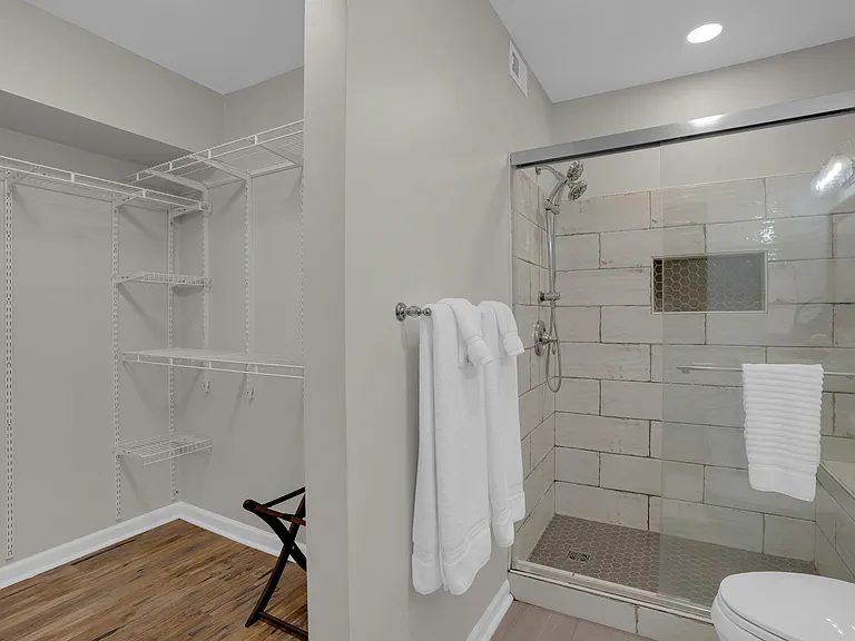 323 Edgewater Ln — Photo 18