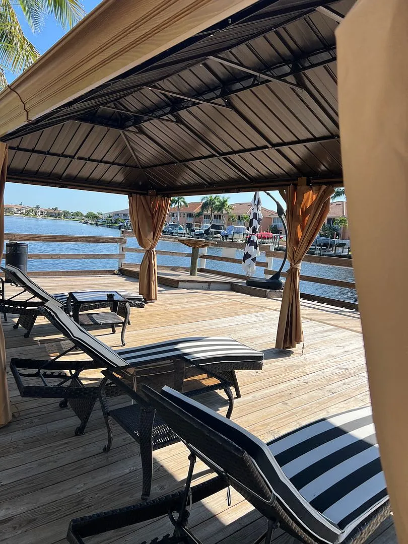 Hideaway Waterfront Hotel — Photo 2