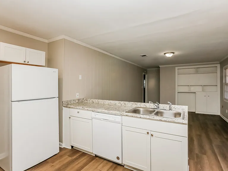 5538 Pine Lane Dr — Photo 3