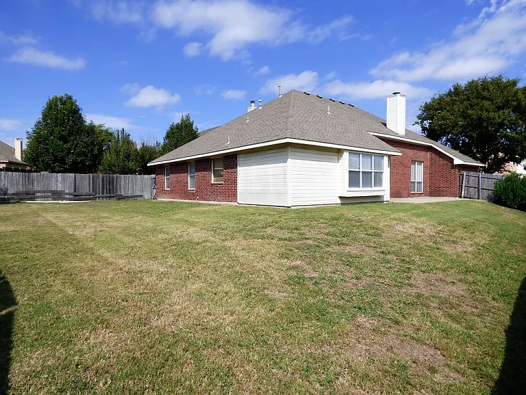 5001 Lake Crest Dr — Photo 12