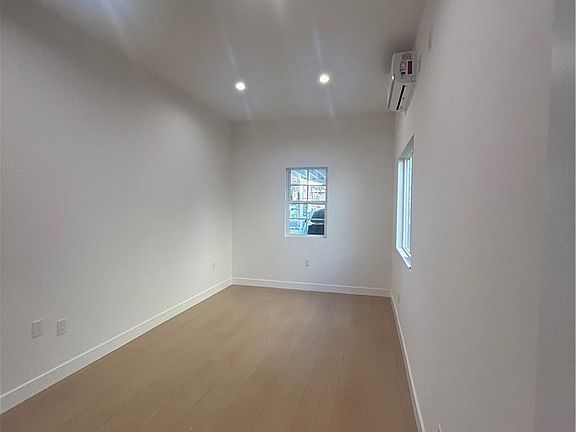 3rd image of 11052 Emelita St #11052