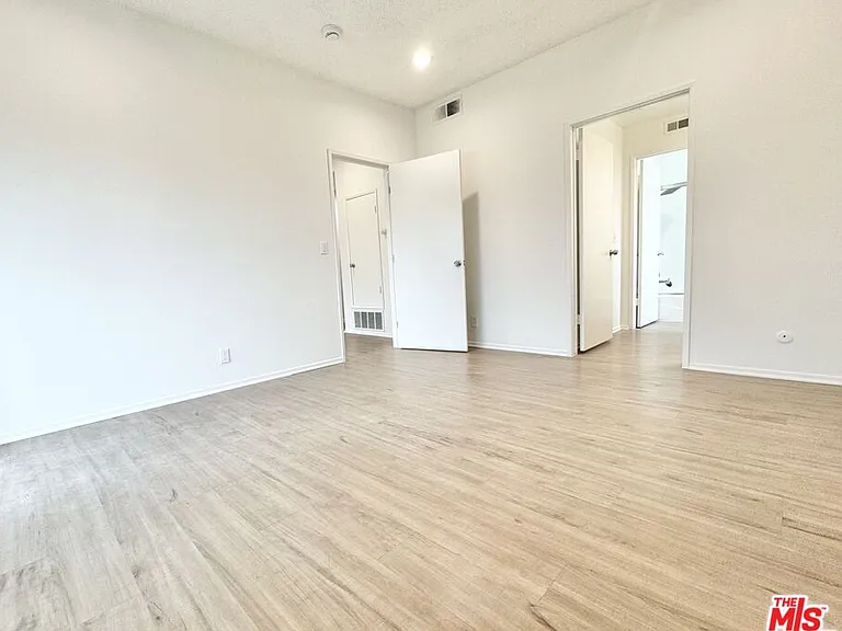 12235 Magnolia Blvd #306 — Photo 5