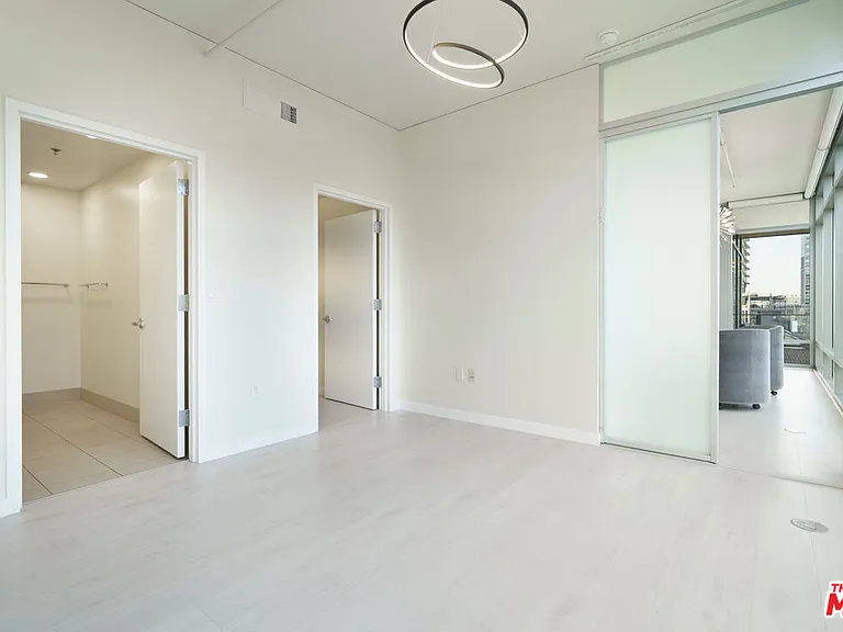 1100 S Hope St #716 — Photo 17