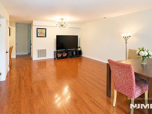 4th image of 252 Village Circle Drive #1121
