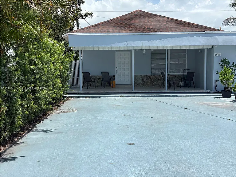 5011 SW 5th St — Photo 1