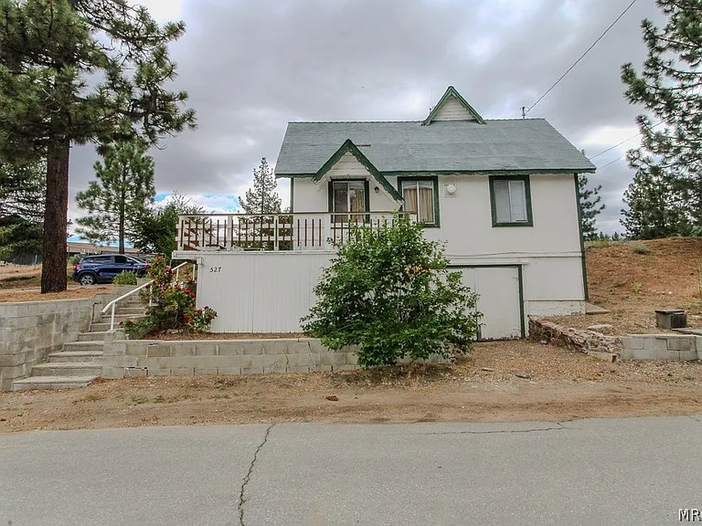 527 Cottage Ln — Photo 2