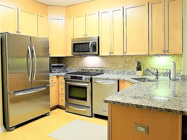 33 W Ontario St — Photo 8
