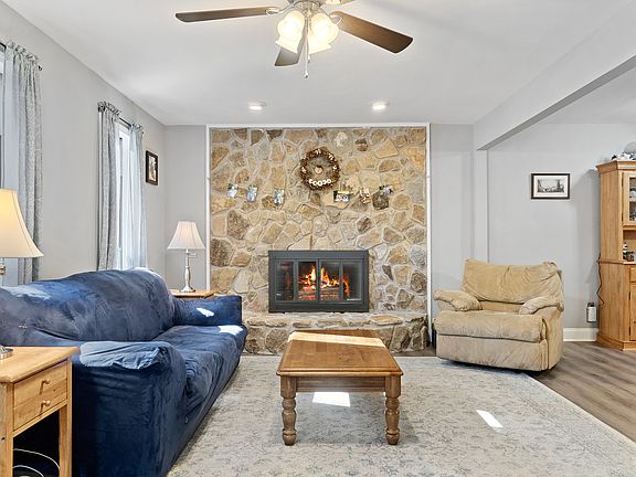 3rd image of 140 Huntcliff Ct