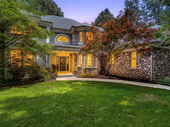 6418 Whitney Woods, Richland, MI 49083