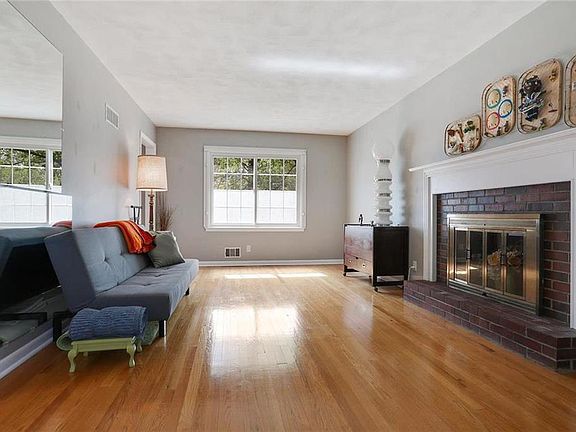 4th image of 7608 W 90th St