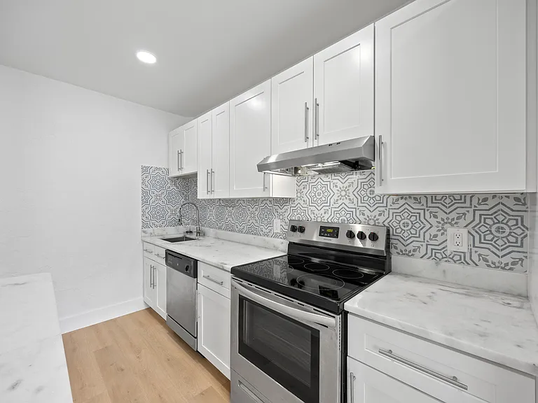 412 SE 16th St #3 — Photo 2
