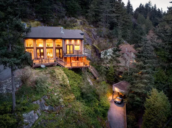 6965 Marine Dr, West Vancouver, BC V7W 2T4