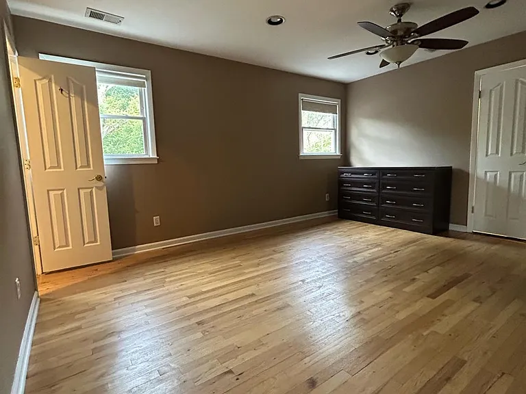 8 Julie Dr — Photo 15