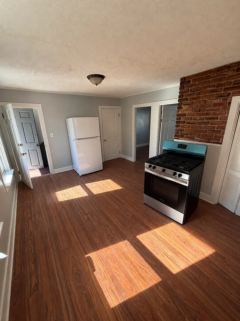 1 Bed/ 1 Bath Apartment in Downtown Warren — Photo 3