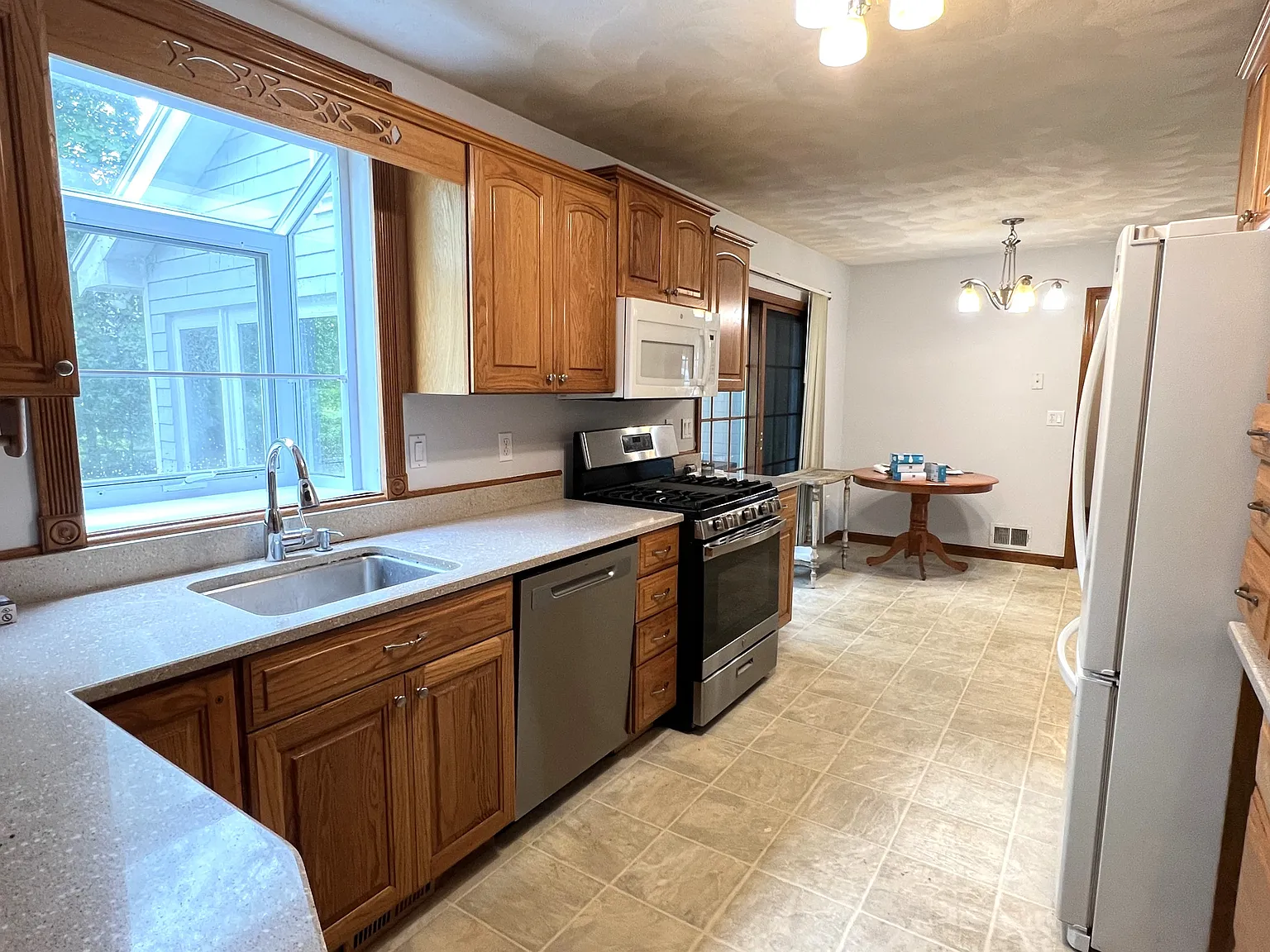 4 bed, 2.5 bath, 3372 sqft, $4,500 — Photo 4