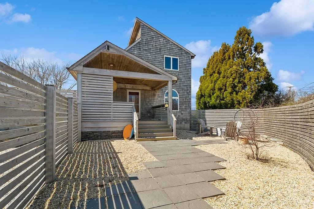 Amagansett Beach House With Water Views — Photo 1