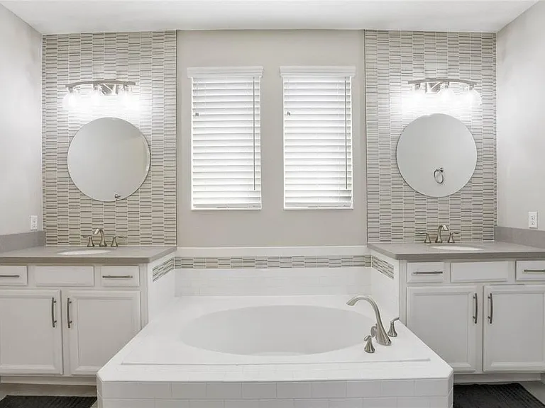 8414 Vivaro Isle Way — Photo 42