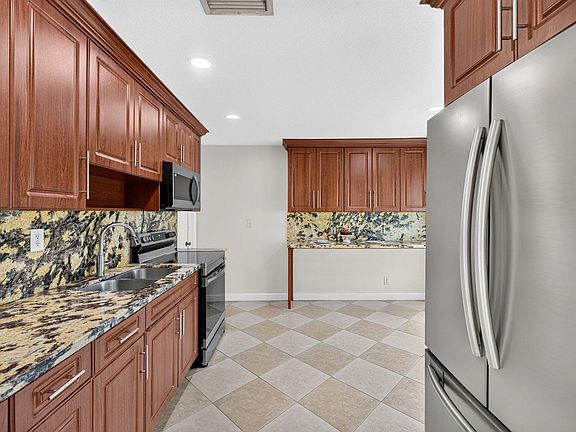 5th image of 241 NW 49th St