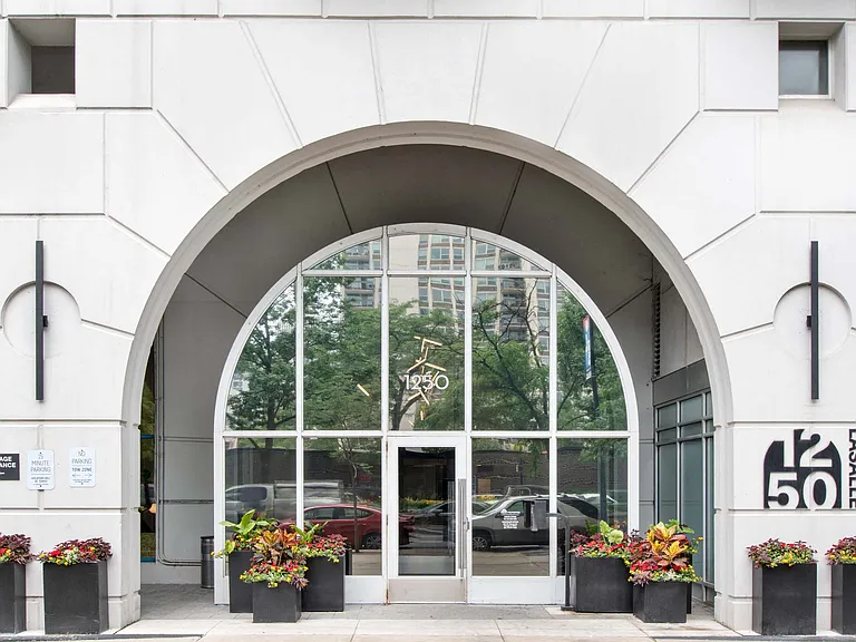 1250 N LaSalle — Photo 40