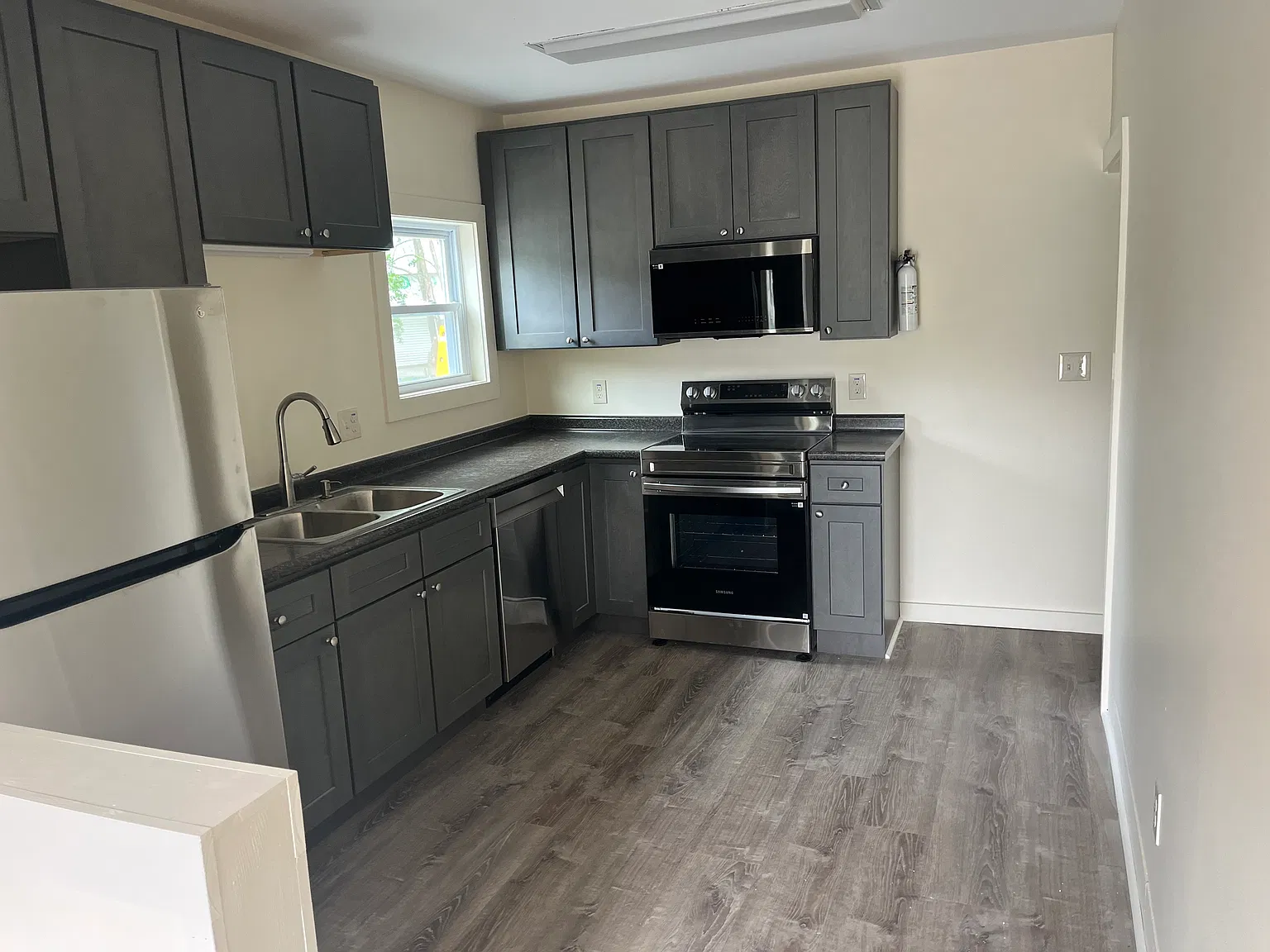 3 bed, 1.5 bath, 1250 sqft, $2,100 — Photo 1