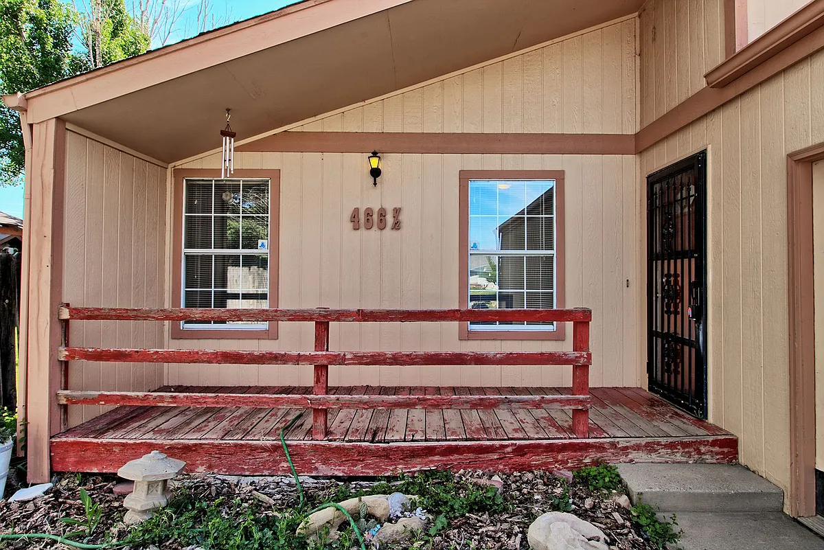 Building Photo - 466 1/2 Carson Lake Dr