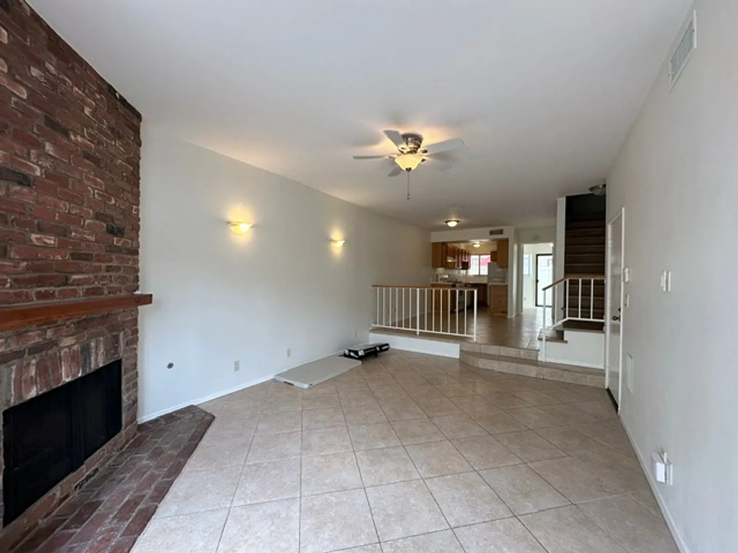 Calabasas 2+3 with bonus room located in a great community — Photo 2
