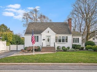 8 Balsam Pl, Bethpage, NY 11714