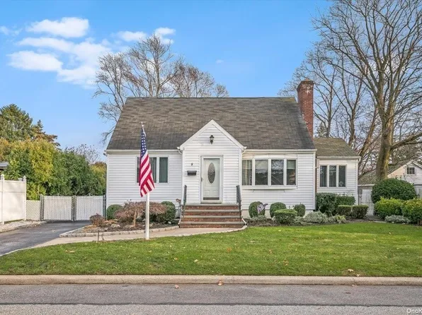 8 Balsam Place, Bethpage, NY 11714