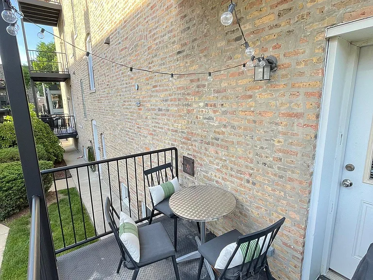 2025 W Erie St #1R — Photo 9