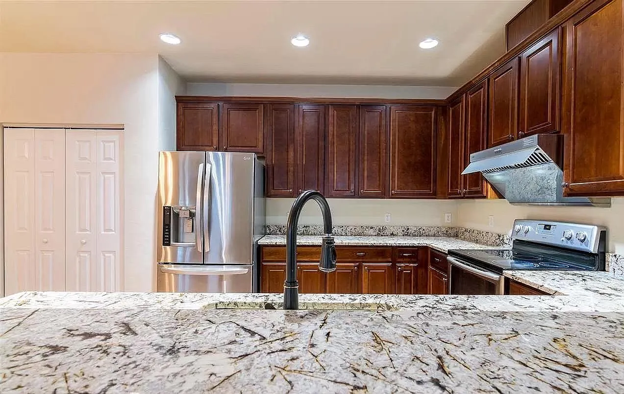 3 bed, 1966 sqft, $2,450 — Photo 4