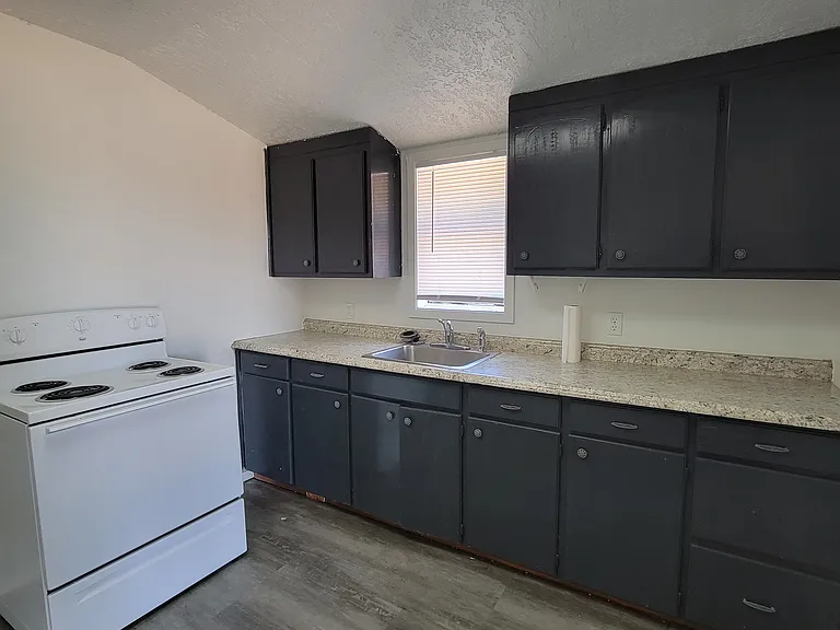 620 S Avenue D #B — Photo 5