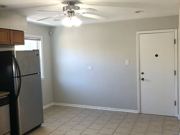 3rd image of 925 N La Grange Rd APT 2