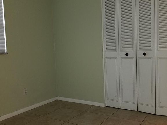 5th image of 2305 Sandalwood Dr