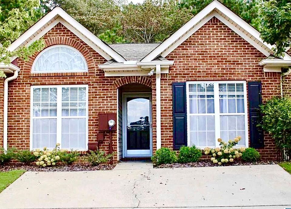 Front of Townhouse, with 2 car driveway.