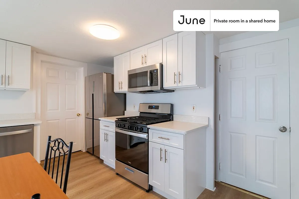 Queen bedroom in 4 bed/4 bath home in East Cambridge #1786 D — Photo 2