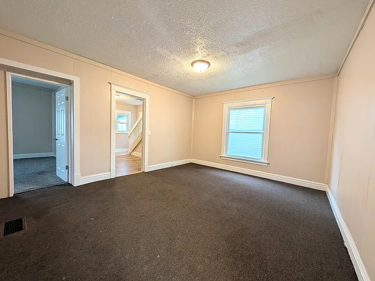 661 N Indiana Ave — Photo 2