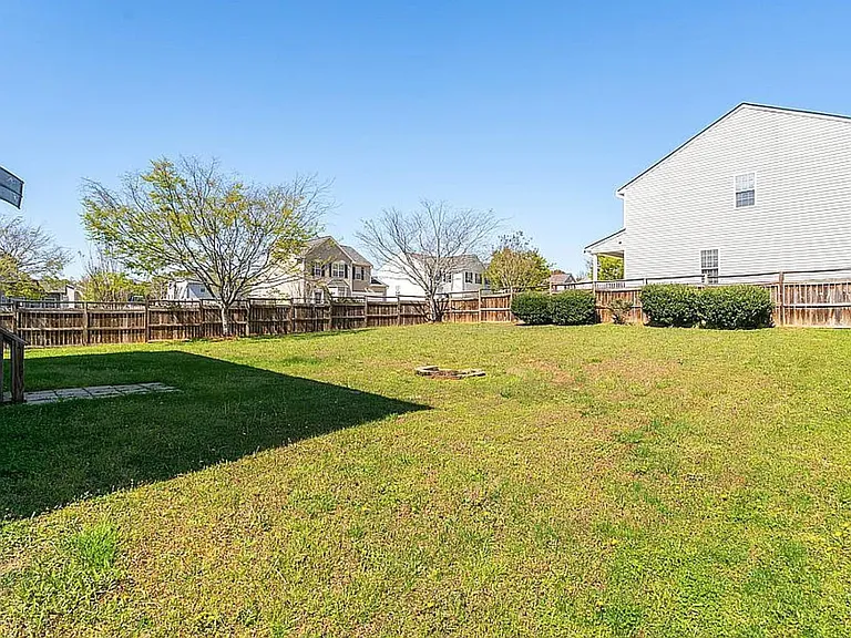 1220 Marbank St — Photo 2
