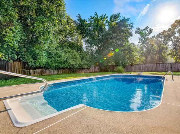 2525 Crescent Club Dr, Hixson, TN 37343