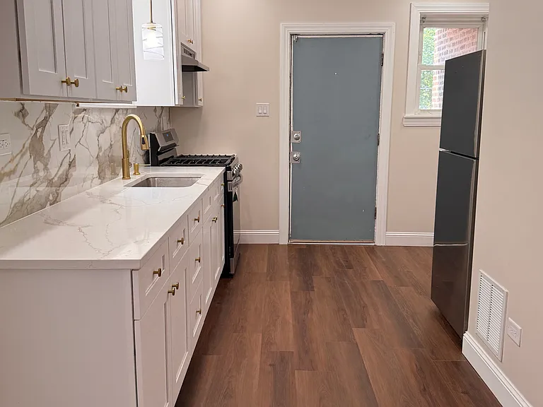 10724 S Avenue C #2 — Photo 2