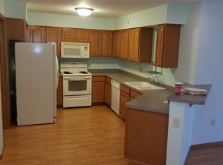 520 Windstone Dr, Hartland, WI 53029