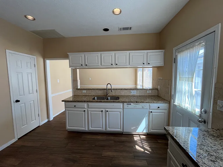 1437 El Camino Village Dr — Photo 9