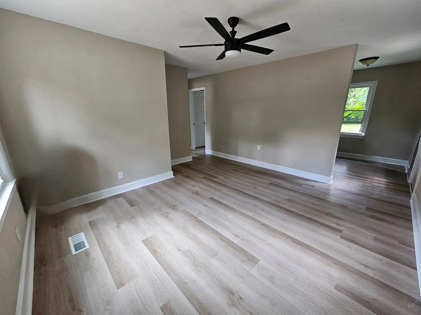 Nice three bedroom one bath — Photo 3