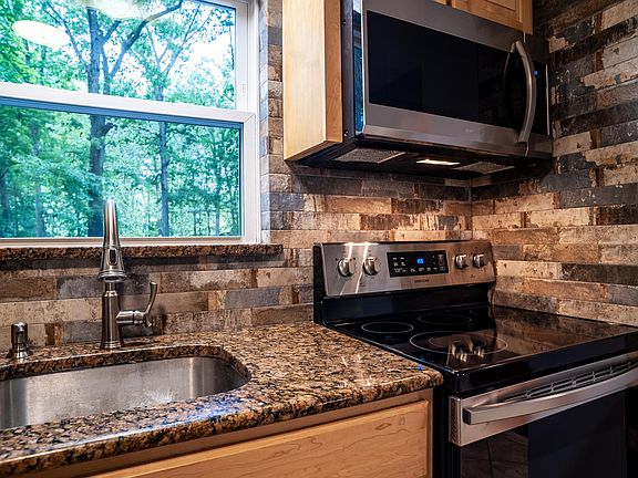 Kitchen Countertop & Backsplash