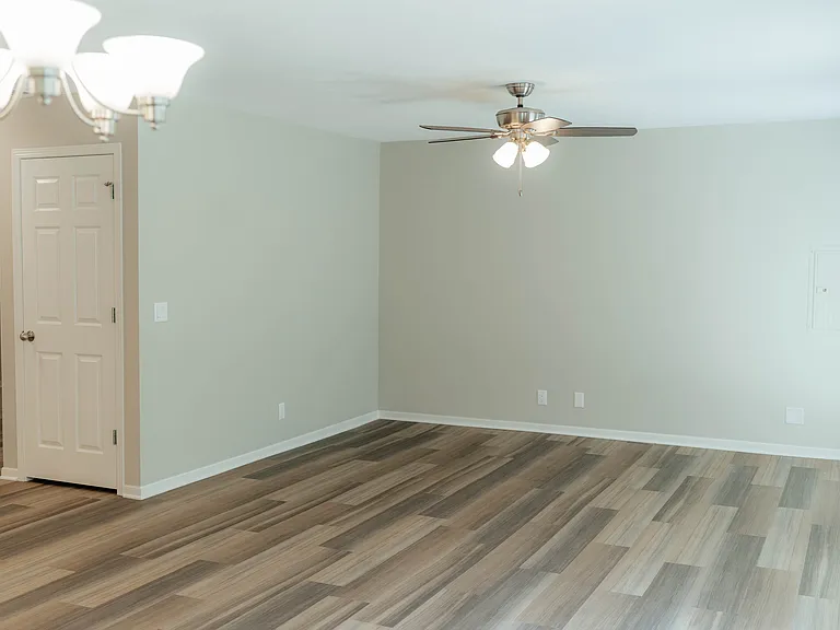 915 Carlton Cir — Photo 14