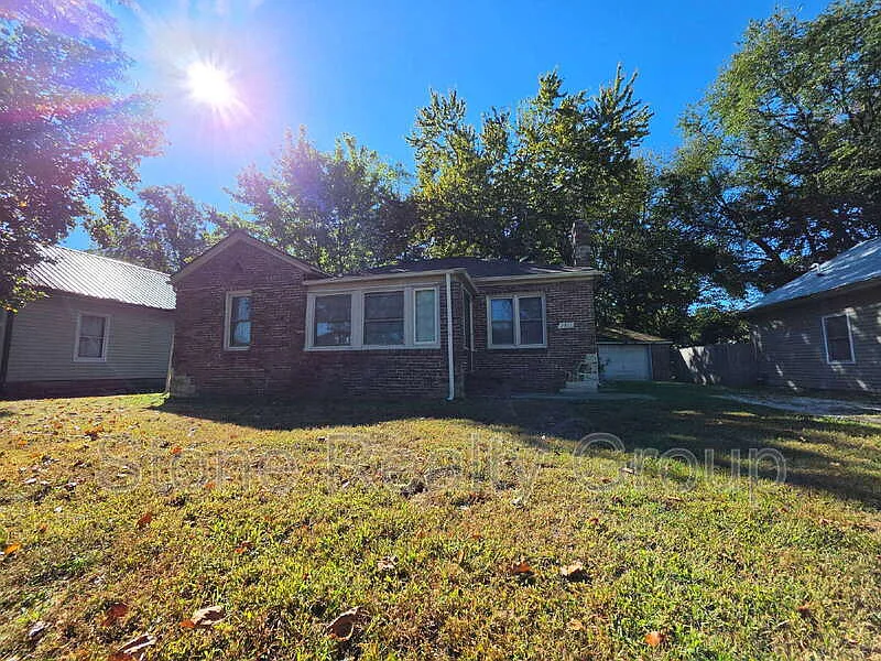 2 bed, 1.0 bath, $1,250 — Photo 2